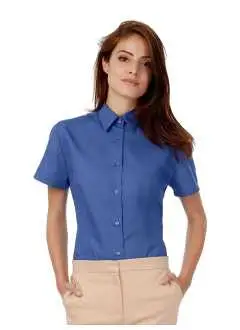 100% coton peigné. Chemise femme manches longues avec élégant col féminin, ourlet aux manches, finition avec pinces devant et dans le dos pour une coupe plus cintrée. Boutons nacrés cousus en croix, dernier bouton avec boutonnière horizontale, bas arrondi, un bouton de réserve. Lavable à 50°C.