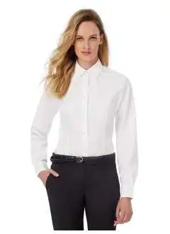 65% poliéster, 35% algodón. Camisa con tratamiento de fácil cuidado, botones con efecto nácar cosidos en punto de cruz, puños ajustables, pinzas en el busto y espalda para un corte ajustado más femenino, dobladillo inferior redondeado, bolsillo lateral. Lavable a 50°C.