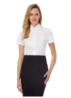 65% poliéster, 35% algodón. Camisa con tratamiento de fácil cuidado, botones con efecto nácar cosidos en punto de cruz, puños ajustables, pinzas en el busto y espalda para un corte ajustado más femenino. Lavable a 50°C.