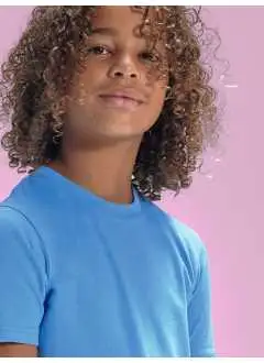 100% coton. T-shirt tubulaire à manches courtes et col ras du cou pour enfants, en coton pré-rétréci et peigné, doux, confortable, sans étiquette au niveau du cou, offrant une surface d'impression de première qualité.  Col. AS600: 99% cot. 1% vis. Col. SG620: 85%cot. 15%vis.