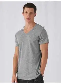 50% poliéster, 25% algodón, 25% viscosa. Camiseta de cuello de pico mezcla de poliéster en un innovador tejido Triblend, con un tacto suave y sedoso a un precio asequible.