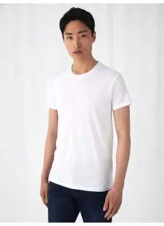 100% polyester. T-shirt col rond en jersey matière très douce, coutures latérales, col à bord fin en jersey et bande de propreté d'épaule à épaule.
