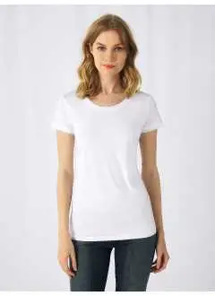 100% polyester. T-shirt féminin col rond en jersey, matière très douce, coupe cintrée, coutures latérales, col à bord fin en jersey et bande de propreté d'épaule à épaule.
