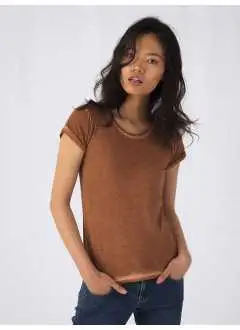 100% coton Jersey prérétréci. T-shirt femme col rond manches courtes,  traitement par teinture à froid pour un effet vintage, coupe féminine avec coutures latérales, manches droites, à revers.
