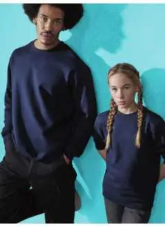 80% coton, 20% polyester recyclé . Sweat-shirt à col rond pour enfants avec épaule tombante confortable pour faciliter les mouvements, coutures latérales, coupe classique et moderne. Intérieur en peluche, sans étiquette.
