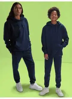 80% coton, 20% polyester recyclé . Sweat à capuche pour enfants avec épaule tombante confortable pour faciliter les mouvements, capuche simple doublée de jersey, poche kangourou, poignets classiques et ourlet inférieur en tricot côtelé 1x1 avec élasthanne. Intérieur en peluche, sans étiquette