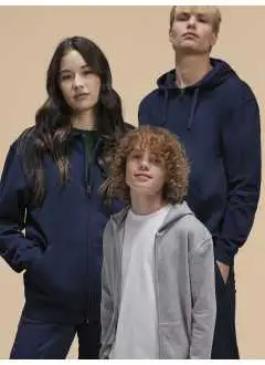 80% coton, 20% polyester recyclé . Sweat durable à fermeture éclair et capuche pour enfants. Capuche doublée de jersey sans cordon de serrage, poches kangourou, coutures latérales, intérieur en polaire. Sans étiquette.