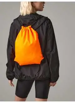 100% polyester 210d. Sac avec cordons. Tissu résistant à l'eau 100 g/m². Coins renforcés avec œillets couleur fusil (argent- nylon 210D). Étiquette amovible.  Dimensions: 33 x 45 cm, capacité: 11 litres, surface imprimable: 29 x 26 cm.