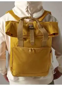 100% polyester 600D recyclé rPET, soit l'équivalent d'environ 12 bouteilles post-consommation. Sac à dos avec fermeture roll-top, compartiment rembourré pour ordinateur portable jusqu'à 15,6