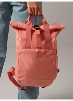 100% poliéster reciclado 600D, rPET, equivalente a 6 botellas recicladas post consumo. Mochila con cierre roll-top, bolsillo frontal ideal para decoración, bolsillo externo para botellas. Panel trasero acolchado. Asas de cincha, cintas ajustables al hombro. Etiqueta extraíble TearAway.
