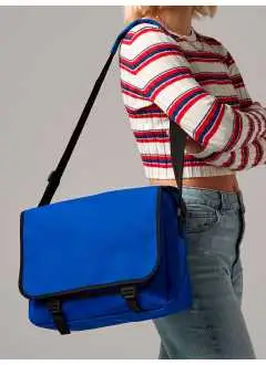 100% 600D Poliéster. Cartera porta documentos, etiqueta extraíble, dimensiones 38x30x12 cm, capacidad 11 litros, Area imprimible: 32 x 20 cm.
