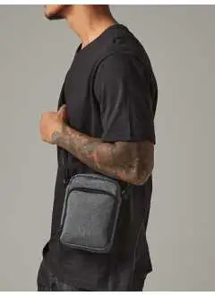 100% Polyester 600D. Étiquette TearAway, poche frontale zippée avec compartiments internes en maille filet, clips pour l'intégration avec les modèles de la série Modulr, compatible avec les modèles BG240, BG242 et BG245 pour offrir des milliers de combinaisons possiblesTaille: 13x19x7 cm.  Volume: 1 litre. Surface maximale d'impression: 9x9 cm.