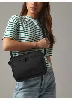 100% Polyester 600D. Étiquette TearAway, poche frontale zippée avec compartiments internes en maille filet, clips de fixation l'intégration avec les modèles de la série Modulr, compatible avec les modèles BG240, BG241 et BG245 pour offrir des milliers de combinaisons. Taille: 26x19X7cm Volume: 2 litres. Surface maximale d'impression: 22x9cm.
