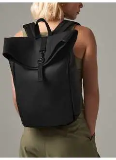100% poliéster reciclado con recubrimiento de poliuretano mate. Sin PVC, tejido repelente al agua, bolsillo interior acolchado para portátil, compatible hasta 15,6