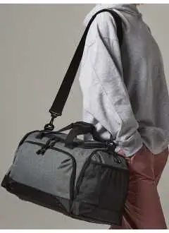 100% Combinaison de polyester 600D et 420D. Sac avec sangle amovible et réglable. Poches zippées extérieures et spacieux compartiment principal. Oeillets en métal pour la ventilation de la partie inférieure. Dimensions: 54x29x26 cm. Volume: 30 Litres. Surface imprimable: sur le devant 20 x 13 cm, sur les côtés 17 x 15 cm.