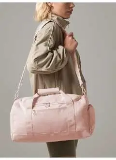 100% polyester recyclé . Sac en polyester recyclé certifié GRS, panneau de base recouvert de PU, ouverture avec deux fermetures éclair bidirectionnelles, compartiment à chaussures, poche avant zippée, poche extérieure en filet, poche intérieure en filet, poignée rembourrée, bandoulière réglable et amovible. Dimensions: 41x22x23cm, Capacité: 20 litres, Zone d'impression frontale: 21x11 cm maximum, supérieur: 24x39cm. Étiquette déchirable.