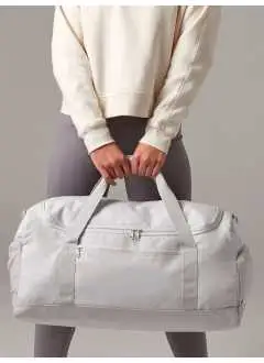 100%  polyester recyclé . Sac en polyester recyclé certifié GRS, panneau de base recouvert de PU, ouverture avec deux fermetures éclair bidirectionnelles, compartiment à chaussures, poche avant zippée, poche extérieure en filet, poche intérieure en filet, poignée rembourrée, bandoulière réglable et amovible. Taille: 55x26x27cm, Capacité: 35 litres, Zone d'impression avant: 12x25 cm maximum, supérieur: 40x24cm. Étiquette déchirable.
