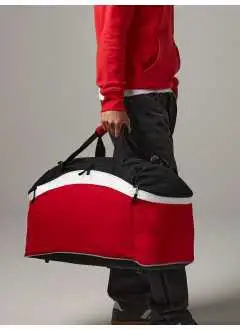 100% polyester 600d/420d. Sac avec grand compartiment principal avec poches latérales zippées. Étiquette amovible. Dimensions: 64x31x35 cm. Capacité: 54 Litres. Polyester 600D/Nylon 420D. Pour la broderie: diamètre utilisable 18 cm. Surface imprimable: 40 x 17 cm maxi.