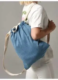 100% algodón y poliéster denim. Bolsa con doble asa, transportable a mano o como mochila, cierre con cordón, tirantes de algodón. Dimensiones: 46x37 cm, capacidad: 12 litros, área de impresión: 16x20 cm.