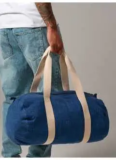 100% algodón / poliéster denim. Bolso cilíndrico con compartimiento principal con cremallera, asas de algodón, se puede llevar a la mano como al hombro. Dimensiones: 25x50x25 cm, capacidad: 12 litros, área de impresión máxima: 13x12 cm.