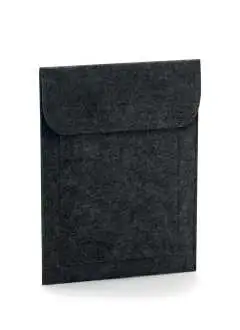 100% poliéster fieltro. Forro multiuso, diseñado para sostener iPad o tablets, bolsillo frontal, cierre rip-strip. Dimensiones: 20x26 cm, área de impresión máxima: 18x16 cm.