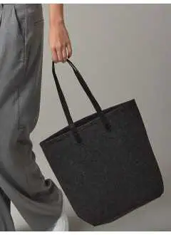 Fieltro 100% Poliéster. Etiqueta desmontable TearAway, asas de polipiel con aspecto de cuero de plena flor, se puede llevar con la mano o sobre el hombro, longitud de la asa 70cm. Dimensiones 29x38x12 cm. Capacidad 13 litros. Área máxima de impresión: 27x30 cm.