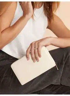 100% PU. Étui à bijoux de voyage avec doublure en velours de protection et zip en métal doré haute brillance, avec compartiment et quatre crochets pour colliers, organisateur de boucle d'oreille détachable, support pour bagues et deux poches zippées.