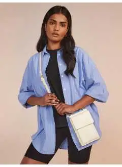 100% PU. Pochette de téléphone avec bandoulière réglable et fermeture à glissière en métal en or brillant, avec fermeture à glissière à l'intérieur pour les objets de valeur, doublure souple, fermeture magnétique. 
Étiquette déchirable.
Compatible avec BG765.