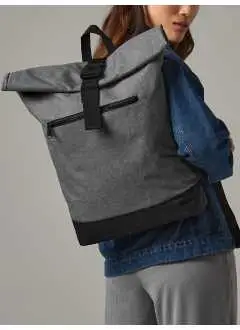 100% 600D poliéster. Mochila con panel acolchado para la espalda y asapara llevarla de la mano. Sección acolchada para portatil hasta 15,6”. Se puede arrancar la etiqueta. Dimensiones: 32x44x13 cm. capacidad: 20 litros. Area imprimible: 30 x 23 cm.