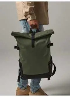 100% poliéster 600D. Mochila para laptop hasta 17