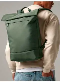 100% poliéster reciclado. Mochila para portátiles de hasta 15,6'', tejido repelente al agua, cierre magnético enrollable, bolsillo exterior, bolsillo lateral con cremallera para botella/paraguas, cremallera frontal exterior para facilitar la personalización, bolsillo interior, parte trasera de malla acolchada, correa trasera para equipaje, tirantes de malla acolchados y ajustables. Dimensiones: 50x40x13cm, Capacidad: 15 litros, Área imprimible: 27x34cm máximo. Etiqueta rasgable.