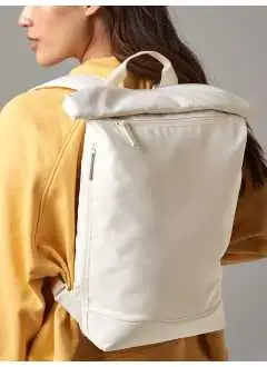 100% poliéster reciclado. Mochila para portátiles de hasta 11'', cierre magnético enrollable, revestimiento repelente al agua, bolsillo exterior para botella, bolsillo lateral con cremallera para paraguas, cremallera frontal exterior para facilitar la personalización, bolsillo interior, parte trasera de malla acolchada, correa trasera para equipaje, tirantes de malla acolchados y ajustables. Dimensiones: 43x34x11cm, Capacidad: 12 litros, Área imprimible: 27x27cm máximo. Etiqueta rasgable.