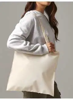100% Polyester 300D. Sac avec surface disponible pour sublimation en HD. Optimisé pour les presses à transferts. Personnalisable sur le devant et l''arrièr. Longueur des anses: 67cm. Dimensions: 38x42cm. Capacité: 10 litres. Zone d'impression maximale: 38 x 42 cm. Étiquette amovible.