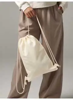 100% Polyester 300D. Sac de fermeture à cordon amovible. Étiquette amovible.  
 Dimensions : 28,5 x 41 cm, capacité : 5 litres, surface imprimable : 28 x 40 cm.