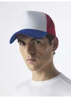 100% poliestere. Cappellino trucker con una struttura robusta a 5 pannelli. La visiera è realizzata in poliestere resistente, mentre il pannello frontale imbottito offre comfort e stile. I pannelli laterali e posteriori in mesh garantiscono una traspirabilità ottimale. La chiusura posteriore con cinturino regolabile in PVC assicura una vestibilità personalizzata. Disponibile in taglia unica.