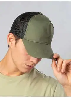 100% cotone. Cappellino a 5 pannelli, mesh posteriore e laterale in poliestere, pannello frontale rinforzato, visiera pre-curvata, chiusura in pvc, ideale per la stampa, 6 cuciture su visiera.