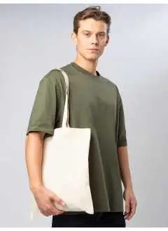 100% cotone. Shopper resistente e versatile, con manici lunghi da 67 cm. Pre-stirata per una stampa uniforme e dotata di etichetta removibile, perfetta per la personalizzazione. Dimensioni: 38 × 42 cm. Area stampabile: 26 × 30 cm.
