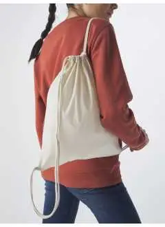 100% cotone . Leggera, pratica e resistente, realizzata in cotone di alta qualità. Dotata di lacci color natural che consentono una chiusura semplice e un trasporto confortevole a zaino.
Il tessuto è stirato per offrire una superficie liscia e ottimale per la stampa, perfetta per personalizzazioni e loghi. Completa di etichetta removibile per una maggiore versatilità. Dimensioni: 37 × 41 cm.