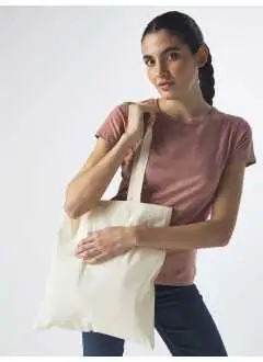 100% cotone organico. Shopper ecosostenibile con manico lungo 67 cm, prodotto stirato per una migliore stampabilità. Etichetta removibile. Dimensione: 38 x 42 cm. Area stampabile: 26 x 30 cm.
