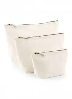 100% cotone organico . Mini pochette con zip in metallo anticato per un effetto vintage. Etichetta strappabile. Dimensioni: S: 19x12,5 base 6x13cm - M: 28,5x18 base 9x19cm - L: 34x21 base 11x23cm.