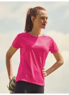 100% polyester. T-shirt à manches courtes raglan, respirant et à séchage rapide, légèrement évasé, structure avec coutures latérales, étiquette imprimée au cou.