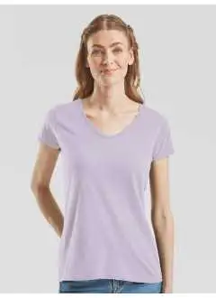 Ringspun 100% coton peigné. Toucher plus doux, coutures latérales pour une coupe féminine cintrée, col en V étroit en bord côte 1X1, bande de propreté de même tissu au revers du col, Tear away label (étiquette partiellement détachable).