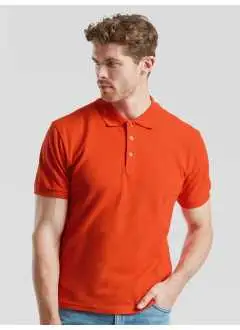 100% coton peigné. Polo piqué doux au toucher, coupe slim, fermeture à trois boutons en nacre, fentes sur les côtés, étiquette déchirable en tissu. Col. 94, HD, R6, RX, VF, VH, HP, H1: 65% pol. 35% cot. (30: 170 g / m²).