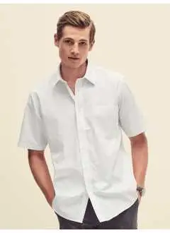 55% coton 45% polyester. Chemise manches courtes pour hommes avec bouton ton sur ton, poche côté coeur. (Col. 30: 115 g/m²).