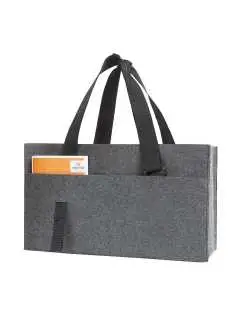 100% fieltro. Organizador con un amplio compartimiento principal, bolsillo a inserción plano, bolsillo a inserción con cierre cremallera, dos fajas para sostener por ejemplo, botellas, Bolsillo para tarjetas de presentación, tres bolsillos a inserción internos y externos, asas regulables, tira de enganche. Dimensiones: 45x25x15 cm. Area imprimible: en el bolsillo frontal 9x8 cm.