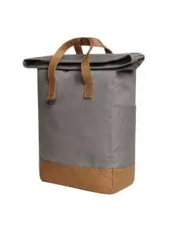 100% algodón. Moderna mochila con solapa de cierre magnético integrada, gran compartimento principal y bolsillo interior con cremallera, compartimento acolchado para el portátil, dos bolsillos planos en los laterales, tirantes acolchados ajustables. Dimen
