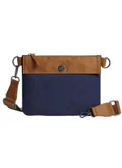100% algodón. Moderno bolso con cremallera, compartimento principal con cremallera, bolsillo frontal con clip, correa de algodón ajustable y extraíble. Dimensiones: 23x18x0,1 cm. Área de impresión en el bolsillo delantero: 17 x 8 cm.