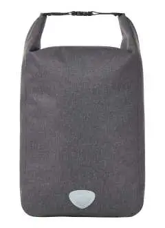 100% Poliéster 600d. Bolsa para bicicleta con amplio compartimiento principal, grande bolsillo interior con cremallera, cierre roll-top. Costuras soldadas para una protección de la lluvia y humedad, protección de fondo y bordes. Soporte ajustable para la fijación al portaequipajes de la bicicleta, con cierre por torsión y cierre de velcro en la parte posterior de la bolsa para una fijación adicional, decoraciones reflectantes, con mango.