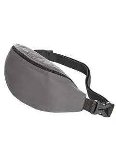 RPET. Materiale esterno in RPET. Borsa a tracolla leggera, scomparto principale con chiusura lampo, tasca con chiusura lampo sul retro, cintura in vita regolabile in lunghezza e richiudibile lateralmente con una linguetta elastica.