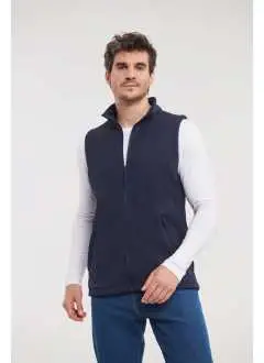 100% poliéster recubierto en DuPont Teflón DWR(Durable WaterResistance). Softshell en tejido de doble capa muy transpirable, resistente al viento y agua. Dos bolsillos con cremallera, interior en micropolar.
